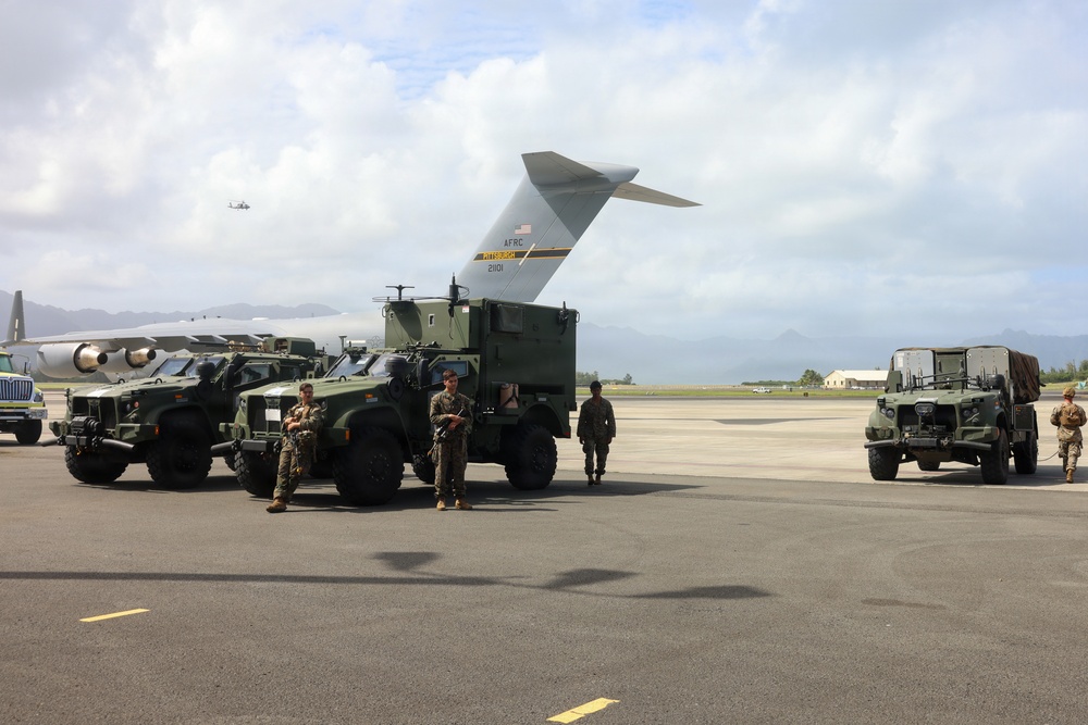 3rd MLR Marines off-load equipment from C-17 Globemaster III