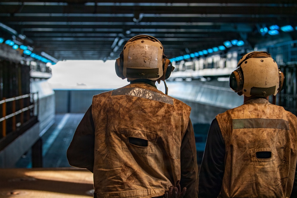 11th MEU Marines, Sailors conduct LCAC Operations Aboard USS Boxer