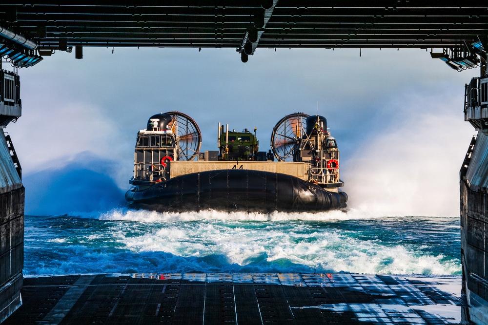 11th MEU Marines, Sailors conduct LCAC Operations Aboard USS Boxer
