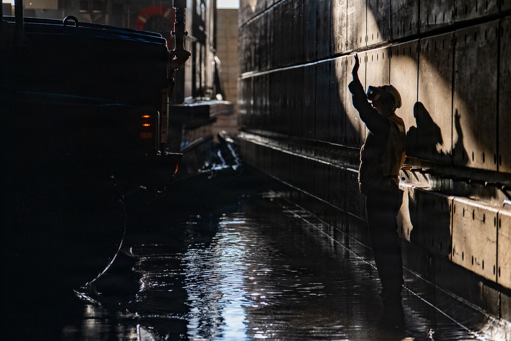 11th MEU Marines, Sailors conduct LCAC Operations Aboard USS Boxer