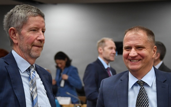 Participants engage in conversations during the Strategic Competition in Russia course