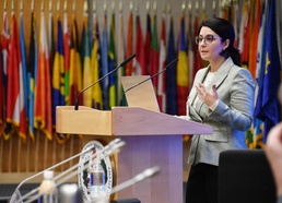 Mainela Petkova speaks to participants during the Strategic Competition in Russia course