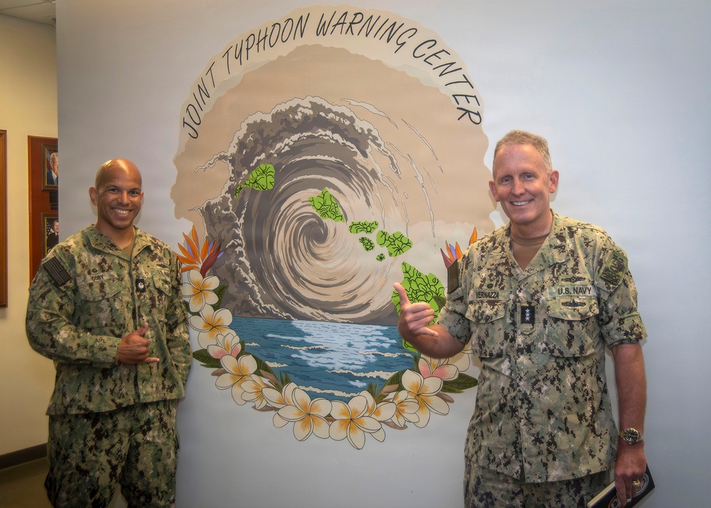 Commander, Naval Information Forces, meets with Information Warfare Sailors stationed in Hawaii.