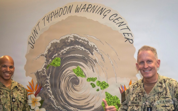 Commander, Naval Information Forces, meets with Information Warfare Sailors stationed in Hawaii.