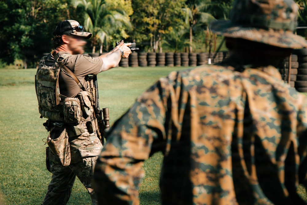 U.S. Army Green Berets Train with Panamanian Special Operations Forces