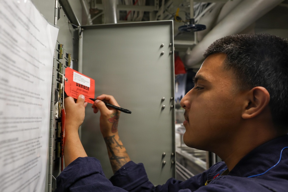 USS Thomas Hudner (DDG 116) Conducts Maintenance
