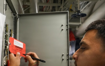 USS Thomas Hudner (DDG 116) Conducts Maintenance
