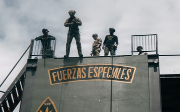 U.S. Army Green Berets Train with Panamanian Special Operations Forces
