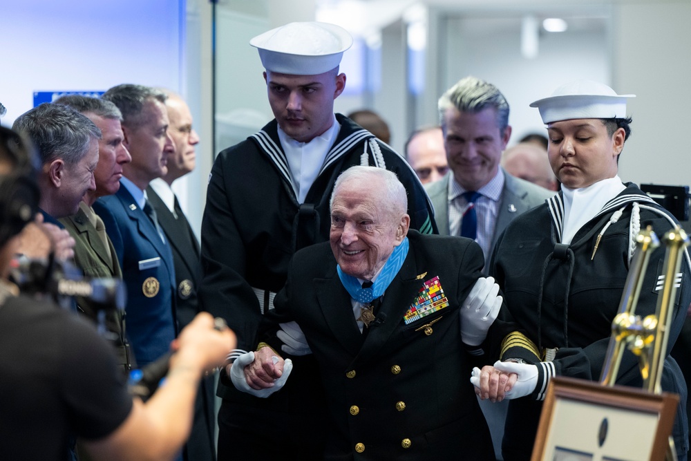 SW Hegseth Hosts MoH Recipient Capt. William's HoH Induction