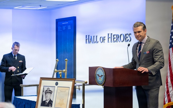 SW Hegseth Hosts MoH Recipient Capt. William's HoH Induction