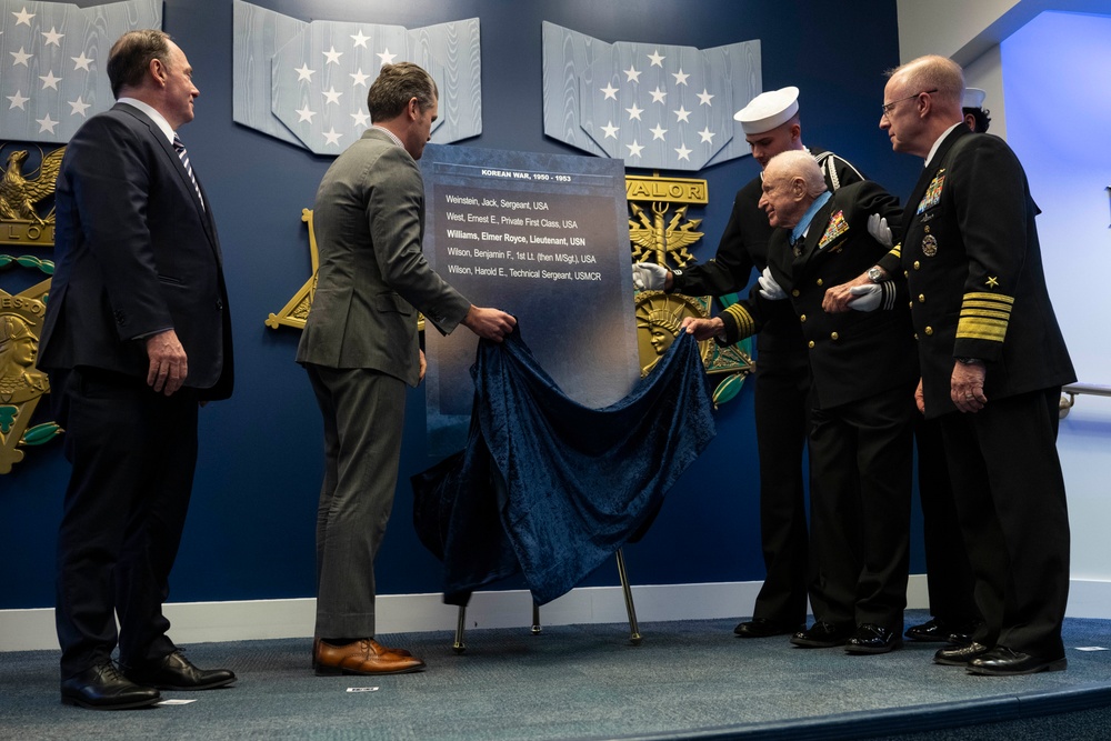 SW Hegseth Hosts MoH Recipient Capt. William's HoH Induction