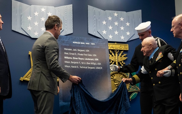 SW Hegseth Hosts MoH Recipient Capt. William's HoH Induction