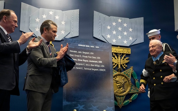 SW Hegseth Hosts MoH Recipient Capt. William's HoH Induction