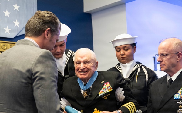 SW Hegseth Hosts MoH Recipient Capt. William's HoH Induction