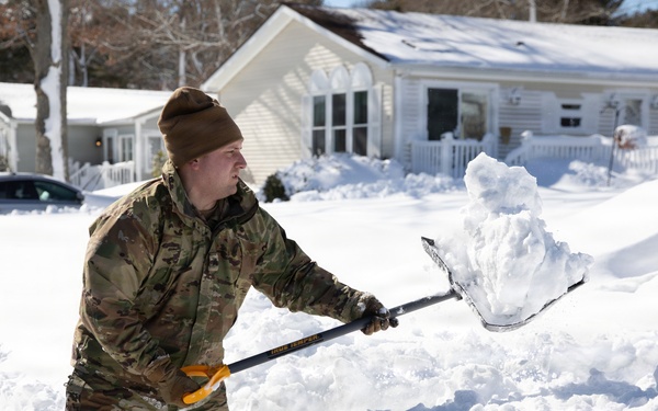 Mass Guardmen Assist Elderly Residents of Kingston