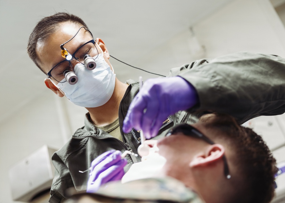 11th MEU Marines, Sailors Conduct Dental Examination