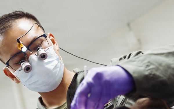 11th MEU Marines, Sailors Conduct Dental Examination
