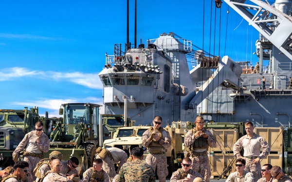 11th MEU Marines Conduct Tactical Combat Casualty Care Training Aboard USS Comstock