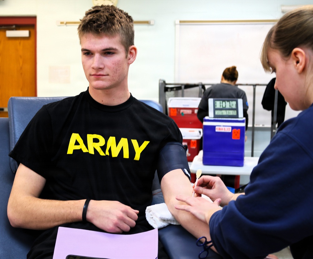 Illinois Army National Guard Field Artillery Battalion Joins With Community to Give Blood