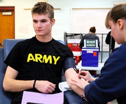Illinois Army National Guard Field Artillery Battalion Joins With Community to Give Blood