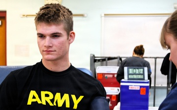 Illinois Army National Guard Field Artillery Battalion Joins With Community to Give Blood