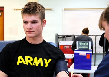 Illinois Army National Guard Field Artillery Battalion Joins With Community to Give Blood