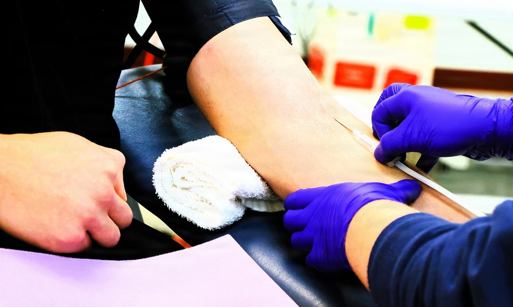 Illinois Army National Guard Field Artillery Battalion Joins With Community to Give Blood