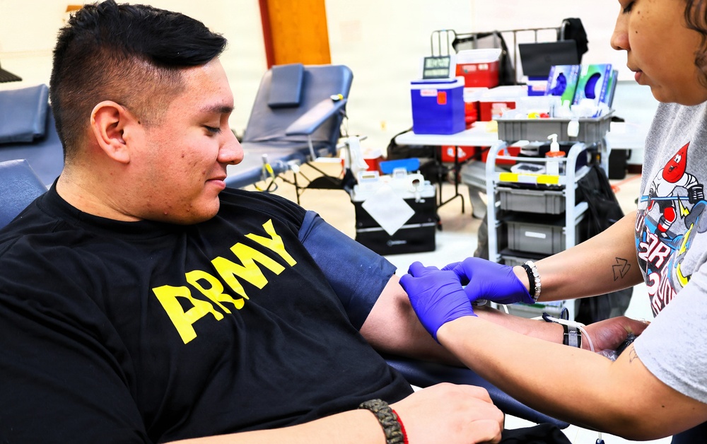 Illinois Army National Guard Field Artillery Battalion Joins With Community to Give Blood