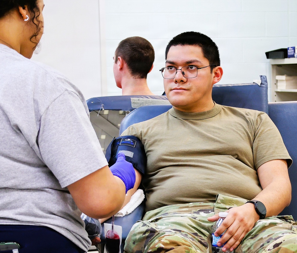 Illinois Army National Guard Field Artillery Battalion Joins With Community to Give Blood