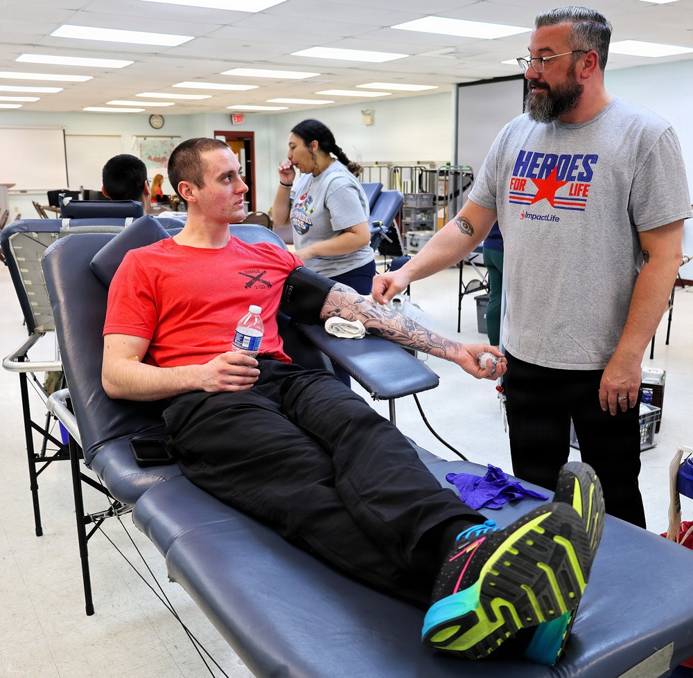 Illinois Army National Guard Field Artillery Battalion Joins With Community to Give Blood