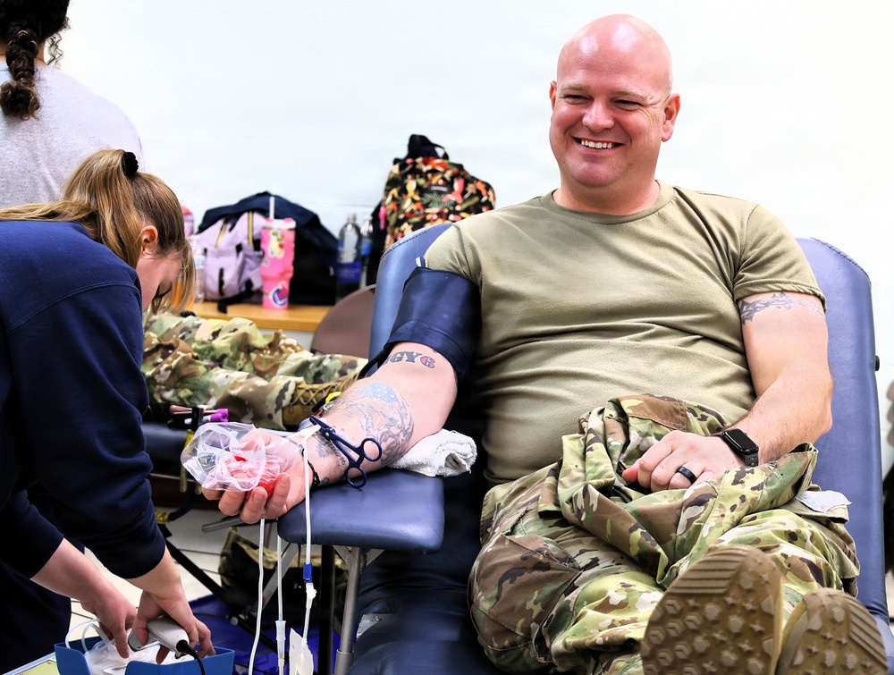 Illinois Army National Guard Field Artillery Battalion Joins With Community to Give Blood