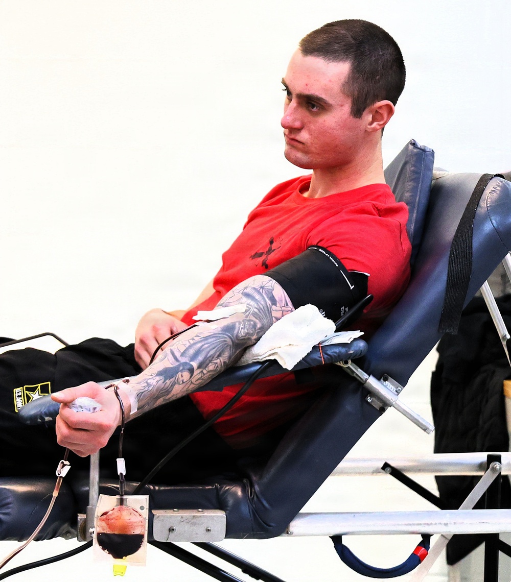 Illinois Army National Guard Field Artillery Battalion Joins With Community to Give Blood