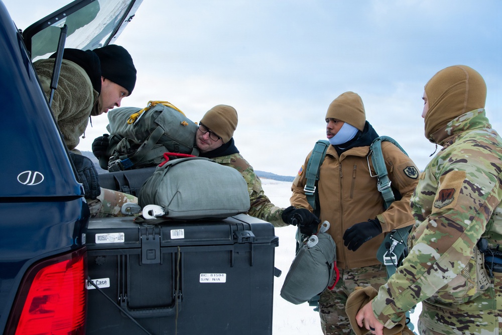 Taking the leap toward readiness: DLA Distribution Susquehanna riggers reclaim critical airborne skills