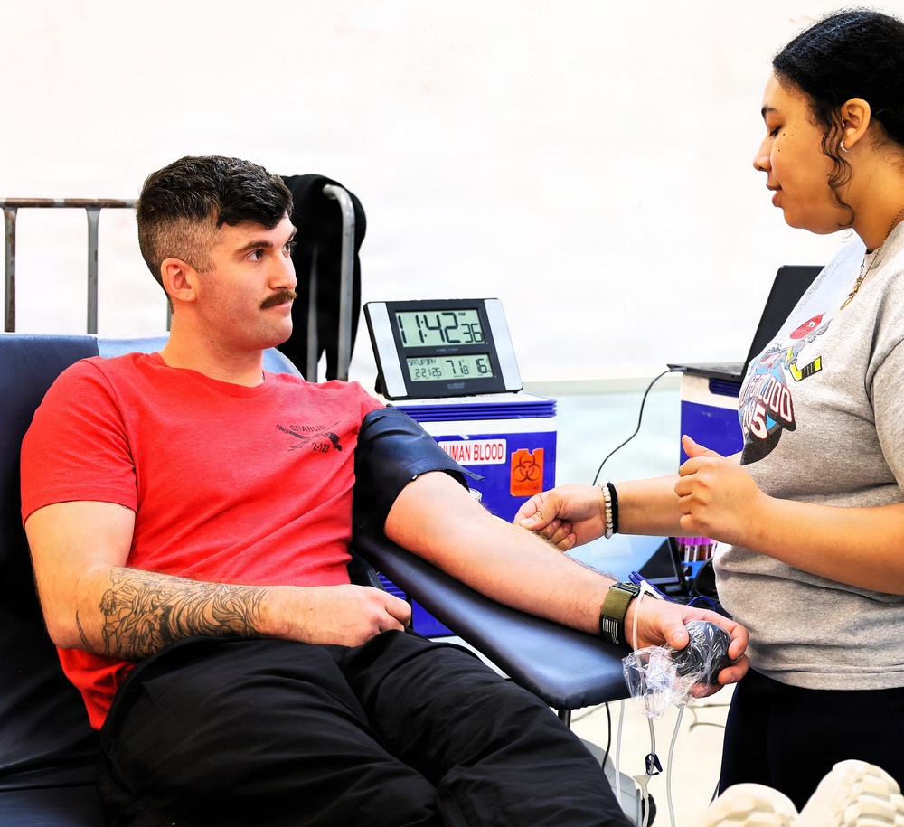 Illinois Army National Guard Field Artillery Battalion Joins With Community to Give Blood