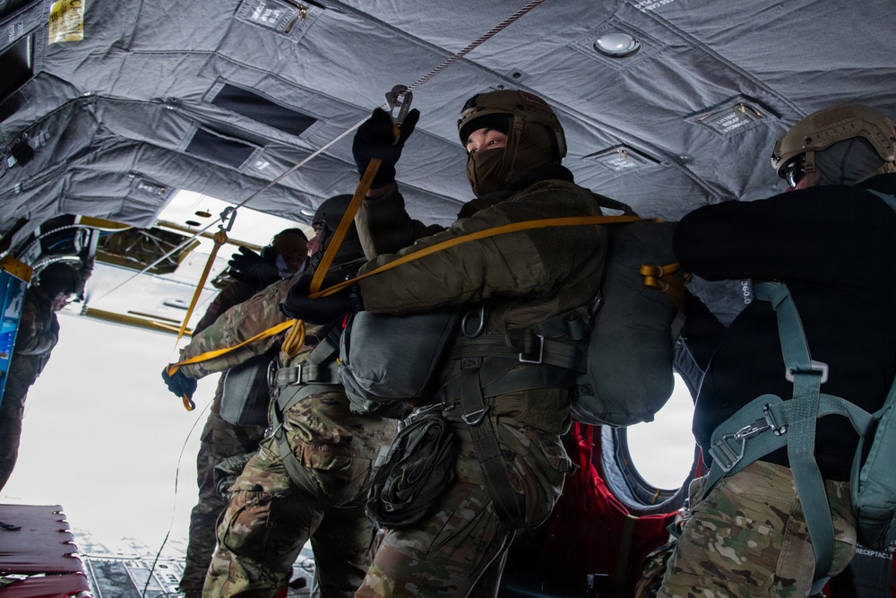 Taking the leap toward readiness: DLA Distribution Susquehanna riggers reclaim critical airborne skills