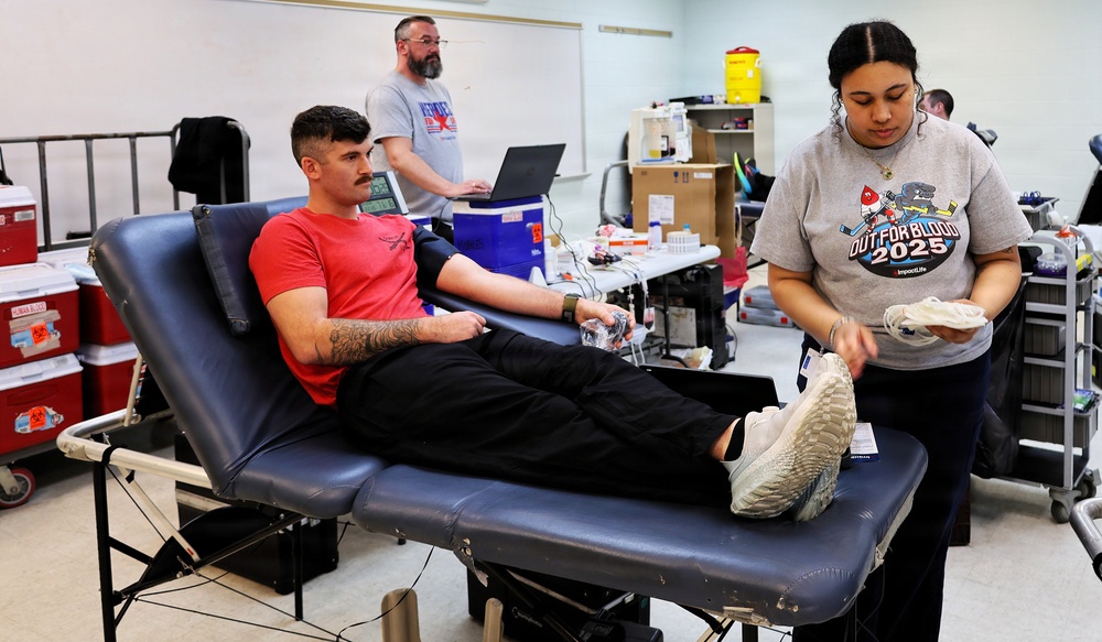 Illinois Army National Guard Field Artillery Battalion Joins With Community to Give Blood