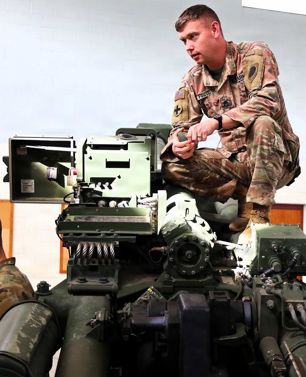 Illinois Army National Guard Field Artillery Battalion Joins With Community to Give Blood