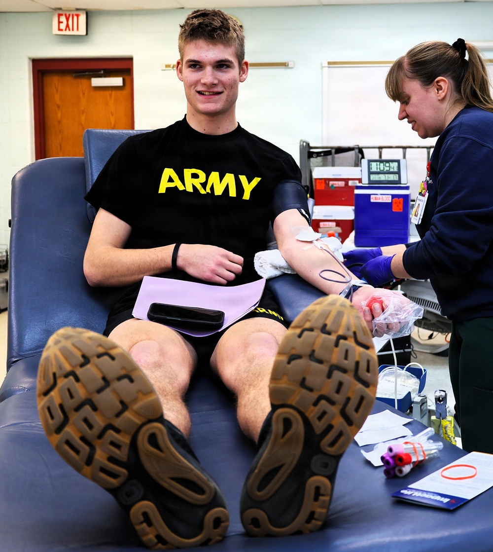 Illinois Army National Guard Field Artillery Battalion Joins With Community to Give Blood