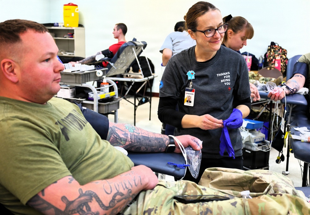 Illinois Army National Guard Field Artillery Battalion Joins With Community to Give Blood