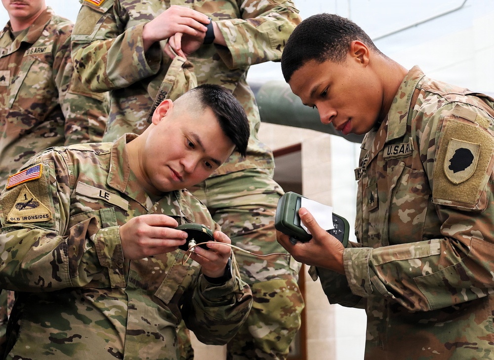 Illinois Army National Guard Field Artillery Battalion Joins With Community to Give Blood