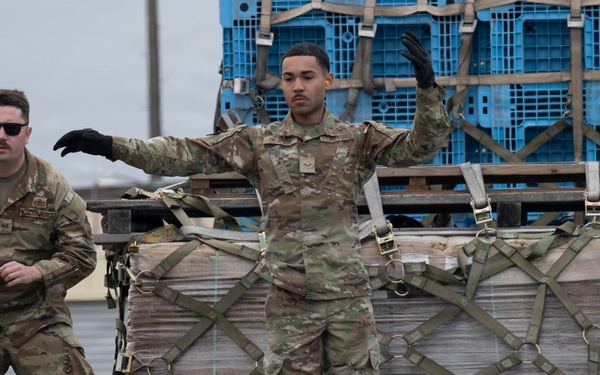 Yokota Airman train on 25K Halverson to strengthen cargo readiness