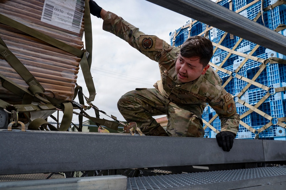Yokota Airman train on 25K Halverson to strengthen cargo readiness