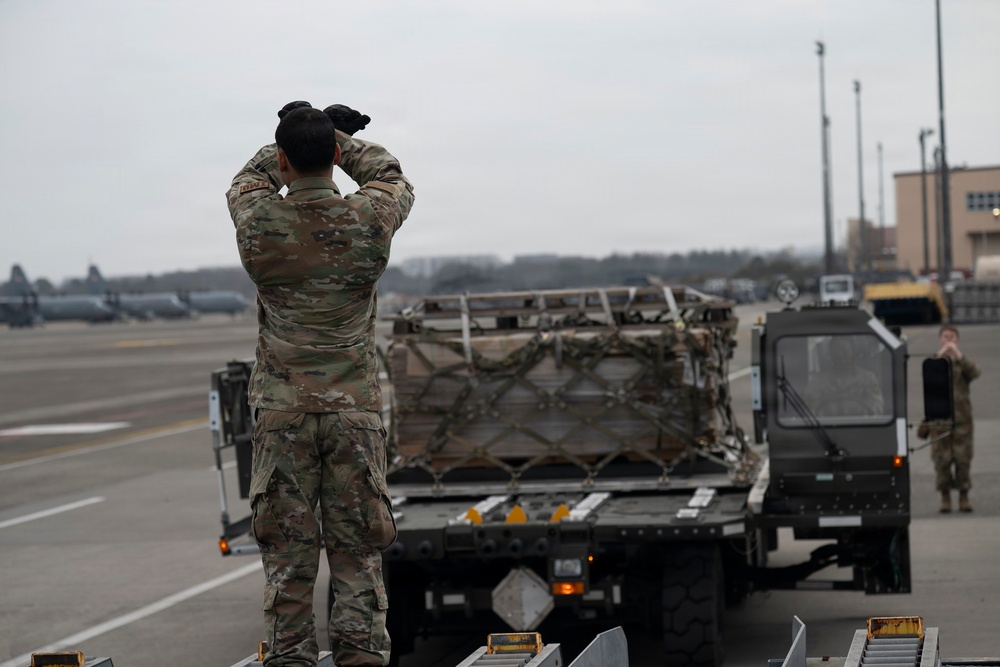Yokota Airman train on 25K Halverson to strengthen cargo readiness