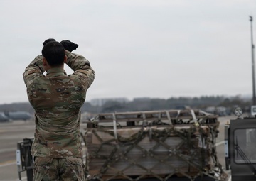 Yokota Airman train on 25K Halverson to strengthen cargo readiness