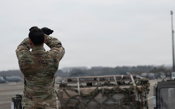 Yokota Airman train on 25K Halverson to strengthen cargo readiness