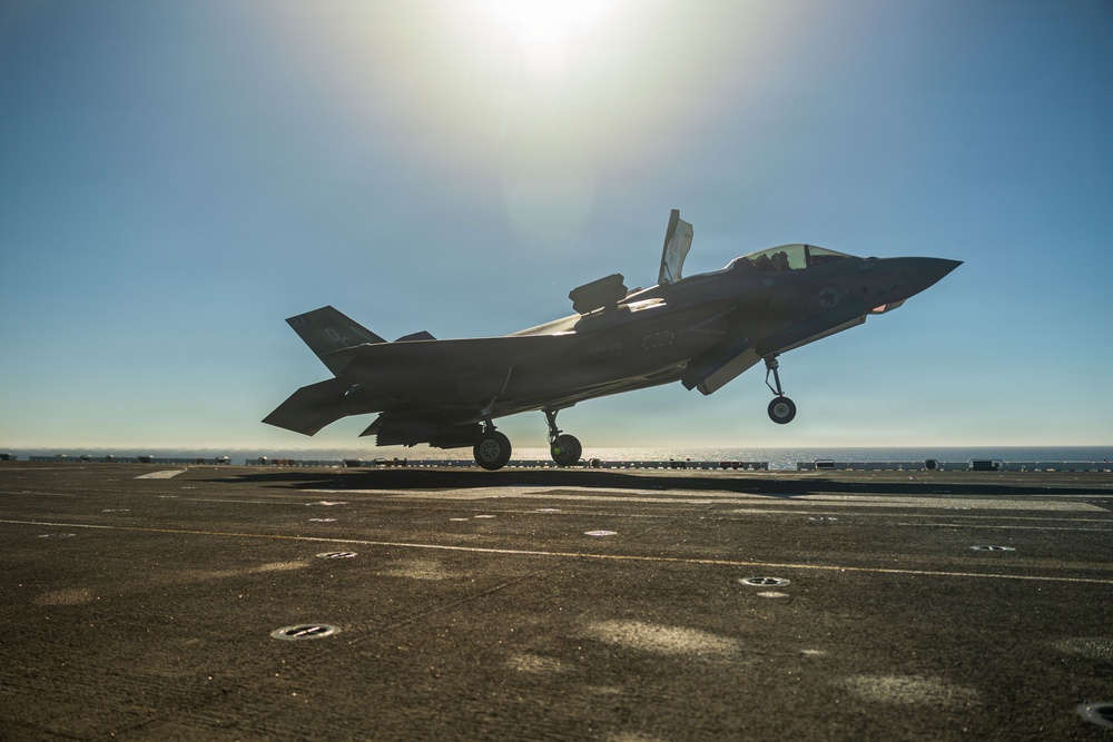 11th MEU Marines, Sailors Conduct Flight Operations Aboard USS Boxer