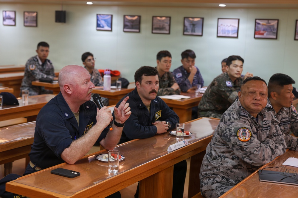 Ashland CO attends Briefing aboard RTN HTMS Chang