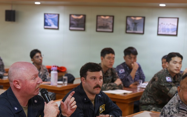 Ashland CO attends Briefing aboard RTN HTMS Chang
