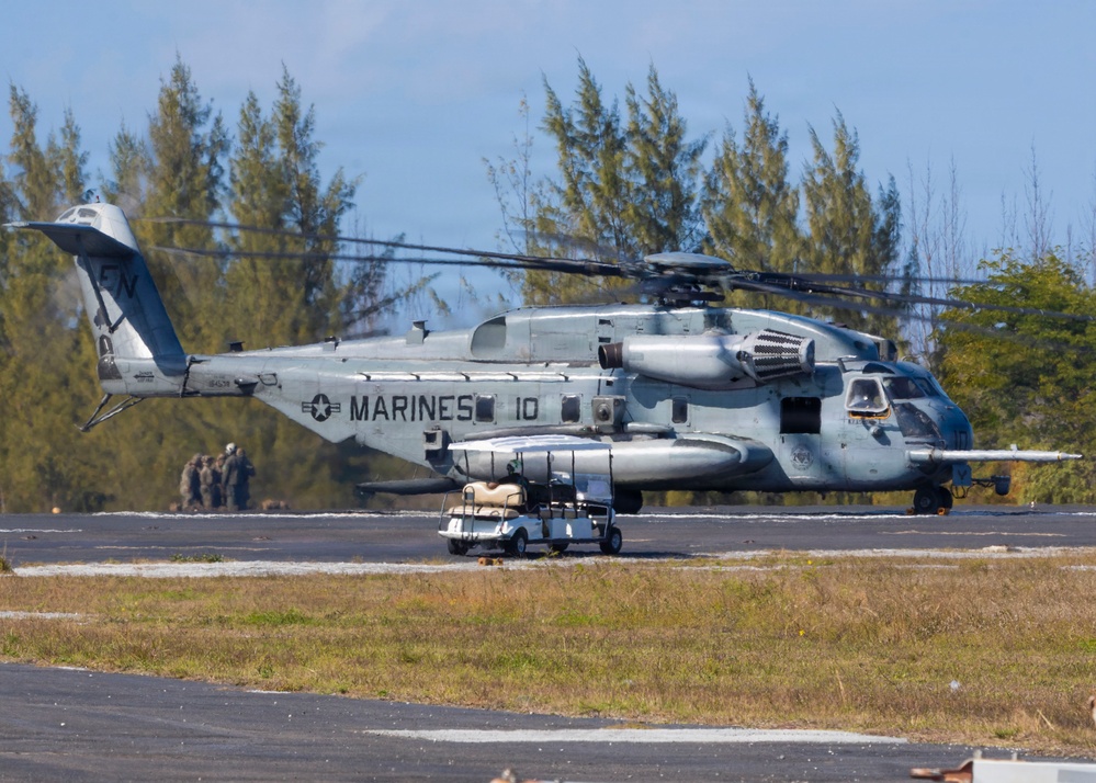 HMLA-269 and HMH-464 land in The Bahamas