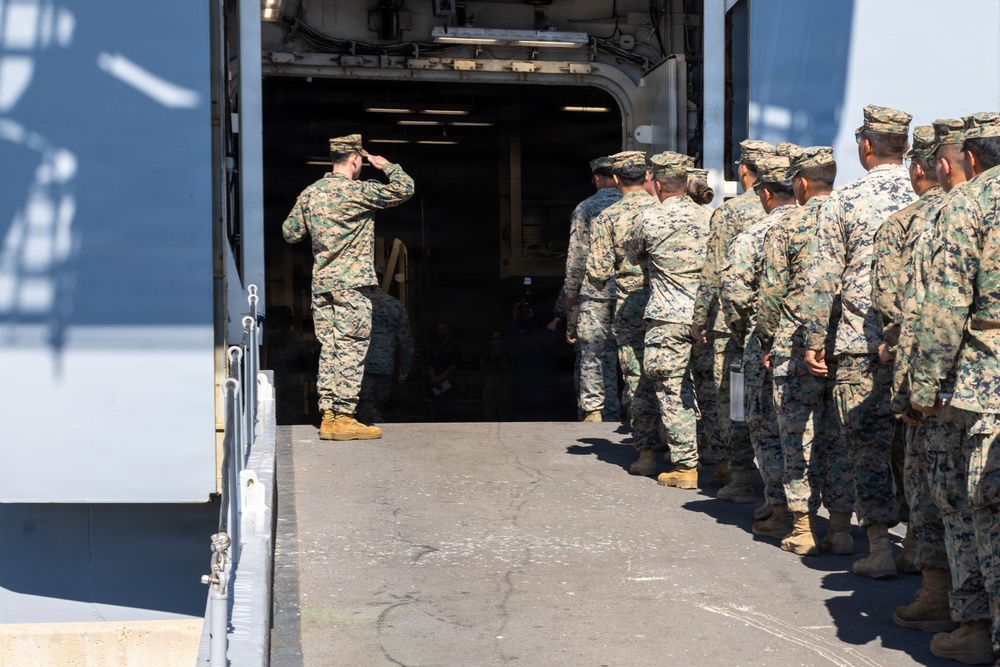 MWSS-371 Motor Transport Company visits USS Essex